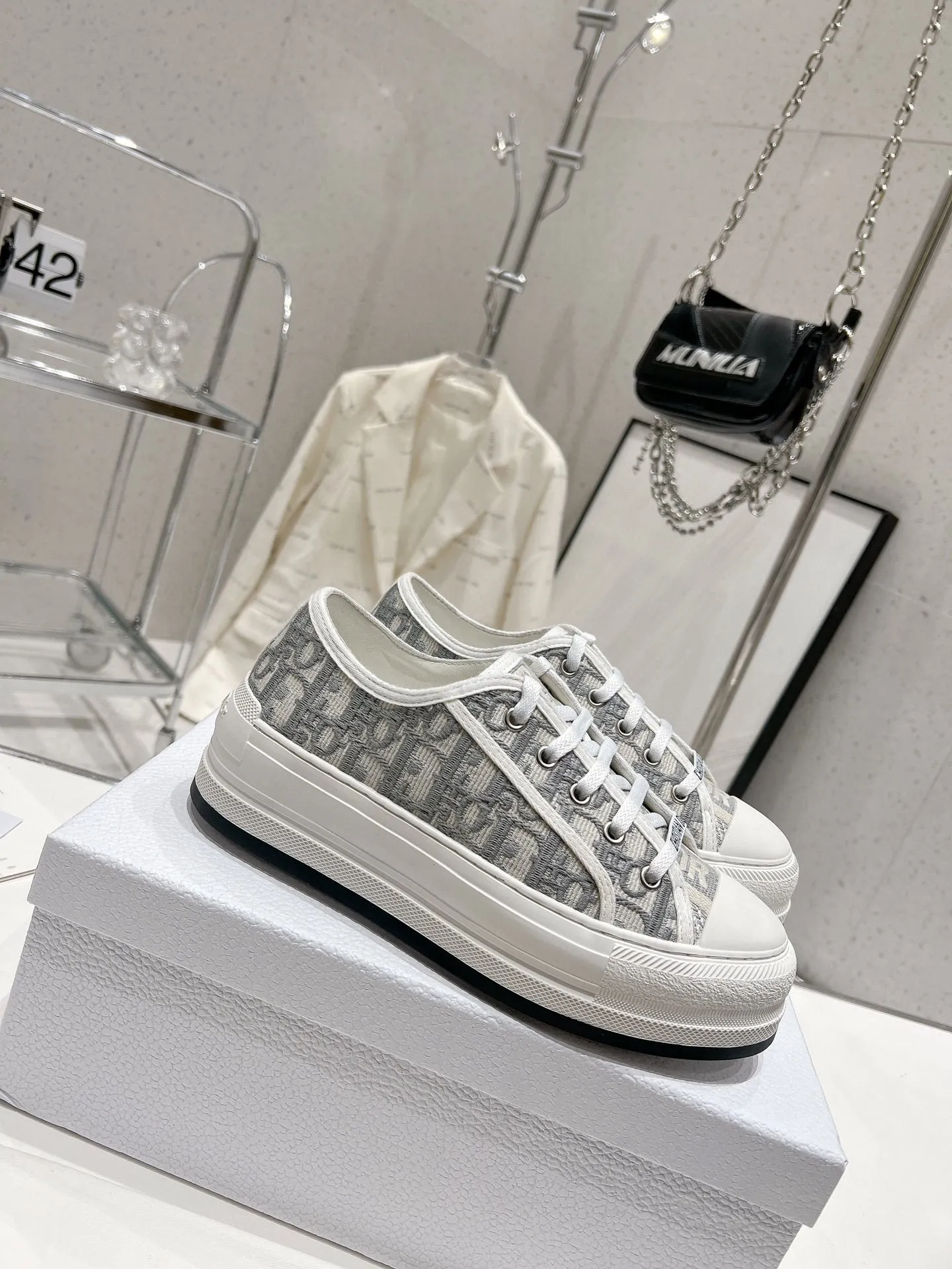 👟👟Ex-factory price 520👟👟 Women's shoes Women's clothing Women's shoes Women's clothing Dior series, Dior Dior Walk'n series Presbyopia Embroidery Thick-soled canvas shoes Casual sneakers Original purchase development Production This Walk'n'Dior thick-soled sneaker is a fashionable item that enhances the style of the series. Oblique printed cotton embroidered upper with comfortable platform sole, tongue and Christian Dior Paris signature laces. Can add fashionable temperament to all kinds of casual looks ▪️Fabric: Original customized imported Oblique printed embroidery ▪️Lining: Imported soft sheepskin lining ▪️Outsole: Original exclusive molded TPU material ▪️Sole thickness: 4.5CM ▪️Size: Women's 35-40